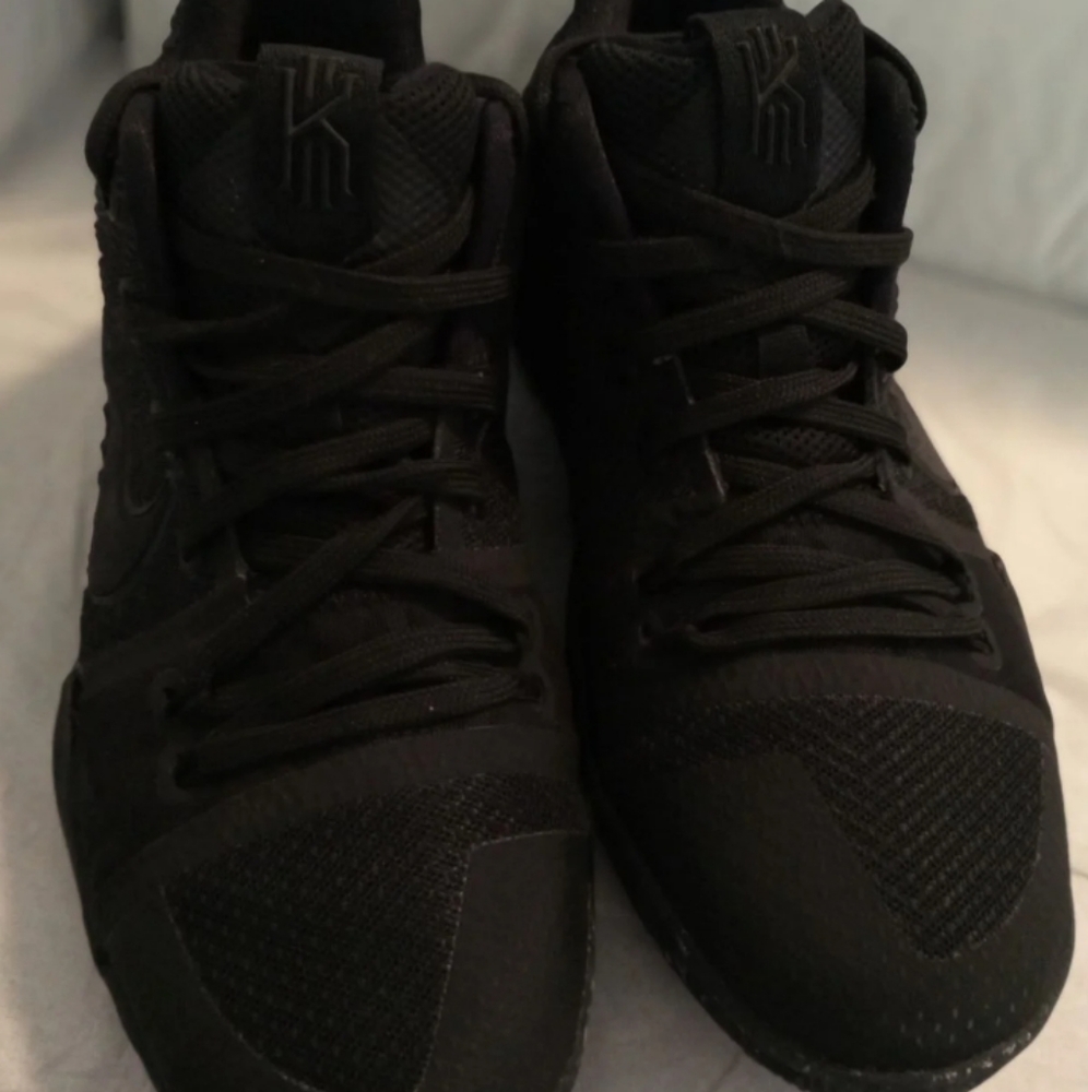 NIKE KYRIE 3 TRIPLE BLACK SIZE 6.5